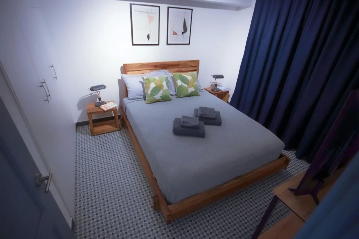 Venta de apartamento amoblado en Red Plaza, Casco antiguo, Santa Ana