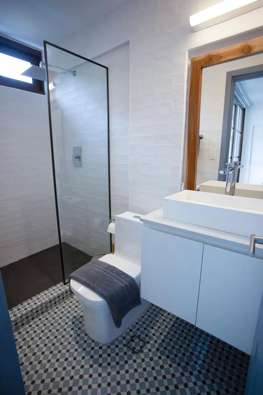 Venta de apartamento amoblado en Red Plaza, Casco antiguo, Santa Ana
