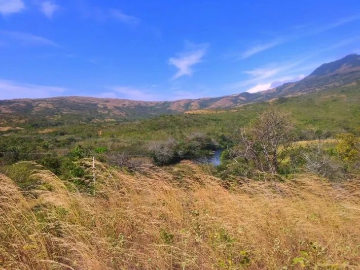 Mountain and river views:  8.7 hectares, just 5 minutes from Santa Fe