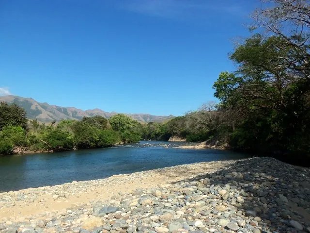 3 hectares riverfront near Santa Fe