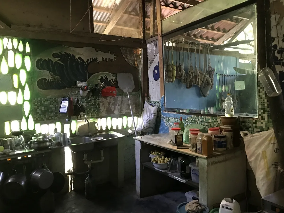 Hostal ecológico en Las Lajas con frondoso jardín de árboles frutales