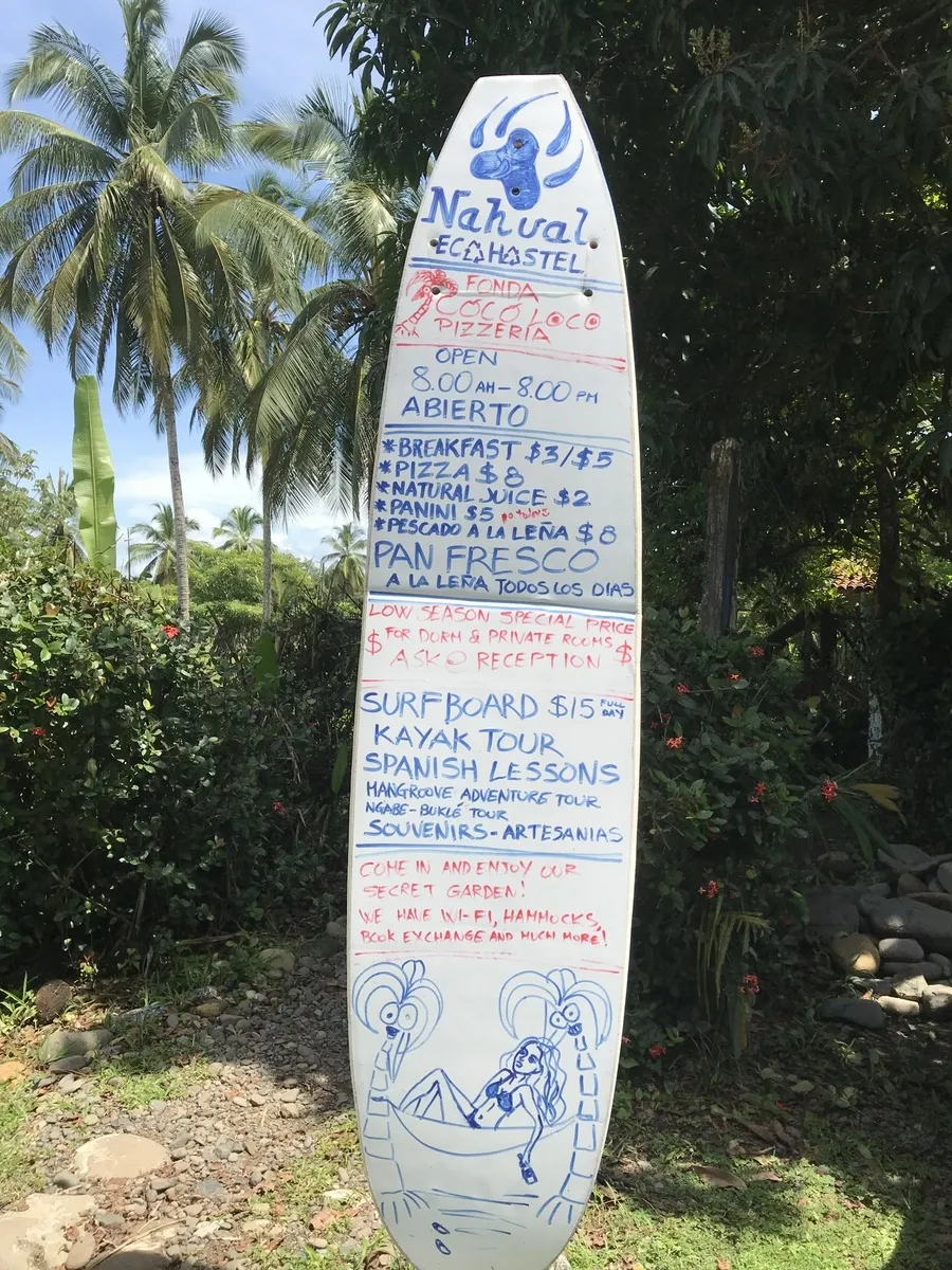 Hostal ecológico en Las Lajas con frondoso jardín de árboles frutales