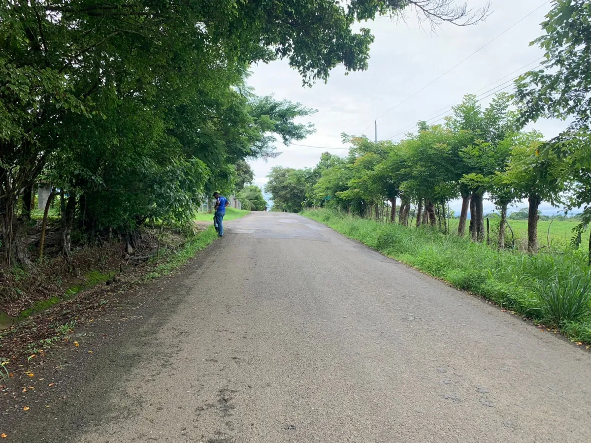 PROPIEDAD DE GRAN POTENCIAL A LA VENTA EN EL BORDE DE LA CALLE PRINCIPAL, EN HICACO, SANTA CATALINA, VERAGUAS. DE 13.000 METROS CUADRADOS (3,212 ACRES