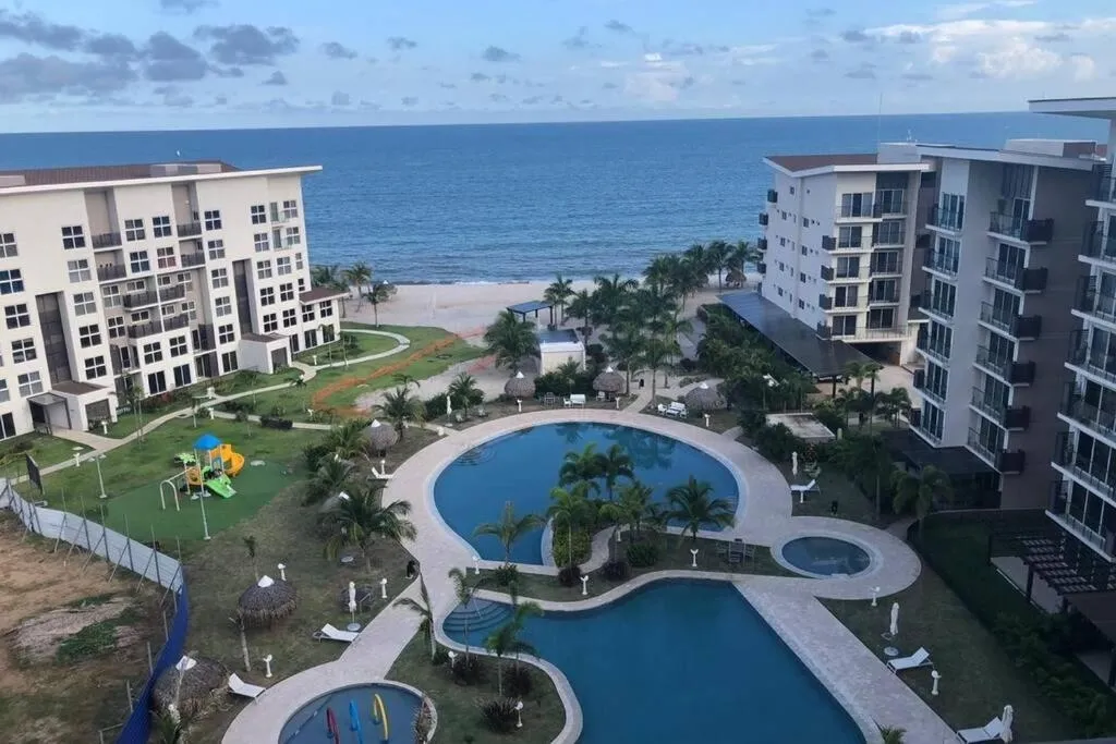 DEPARTAMENTO EN VENTA EN PLAYA CARACOL, CHAME BANKS