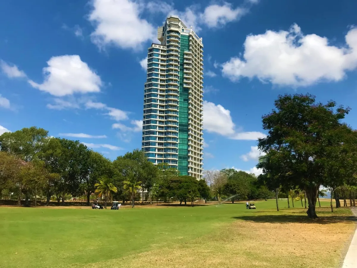 se vende apartamento en coronado golf tower, Panama