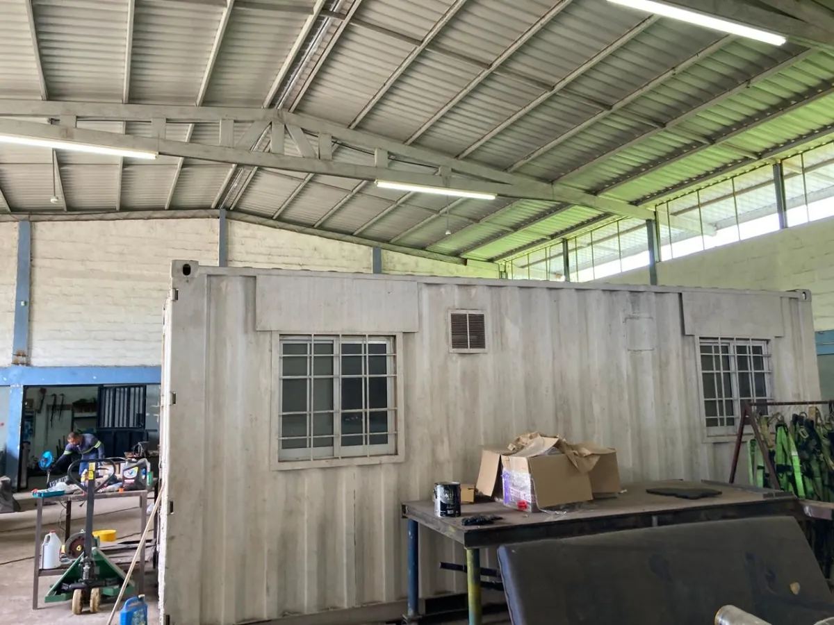 Enorme taller, oficinas y casa en un gran terreno