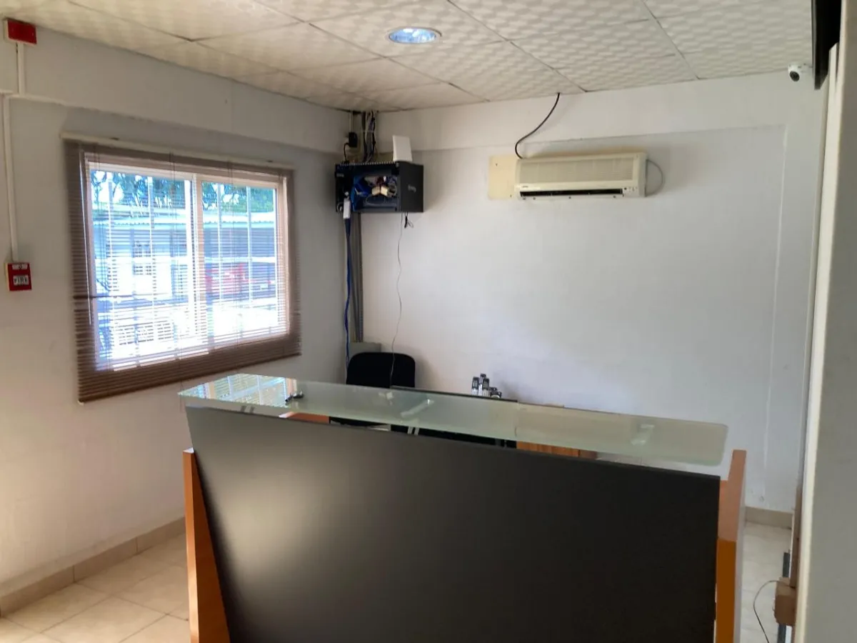 Enorme taller, oficinas y casa en un gran terreno