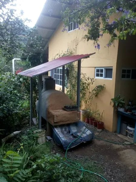 La casa perfecta para los amantes de la naturaleza con jardines de permacultura y acuaponía