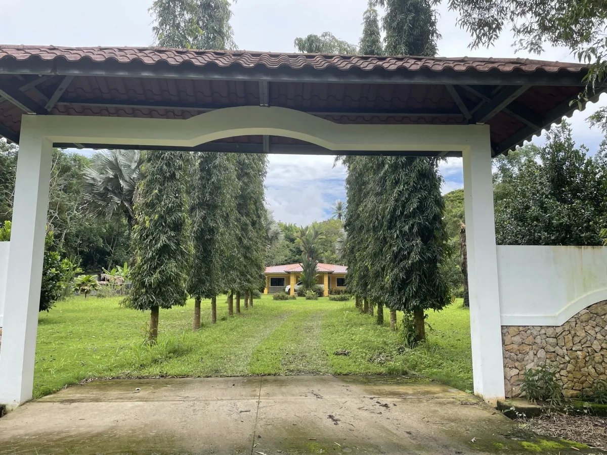 Gran casa de familia cerca de puerto armuelles