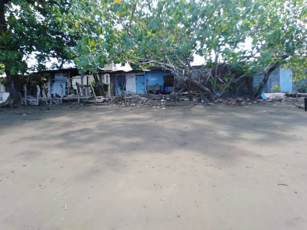 Se vende terreno con pequeña casa frente al mar en el pueblo de pixvae...