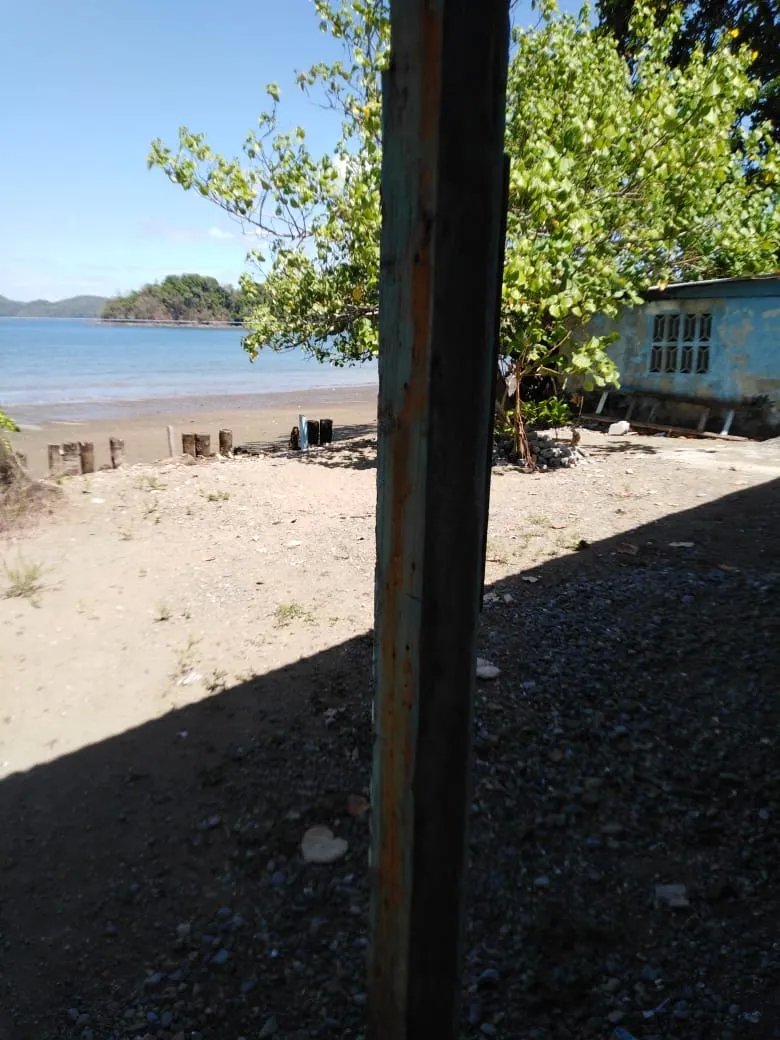 Se vende terreno con pequeña casa frente al mar en el pueblo de pixvae, veraguas.