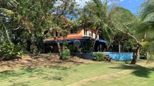 Gran terreno con dos casas en el estero de las lajas