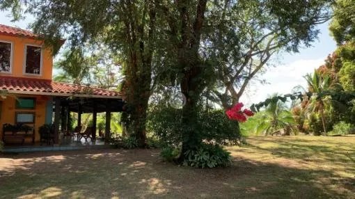 Gran terreno con dos casas en el estero de las lajas