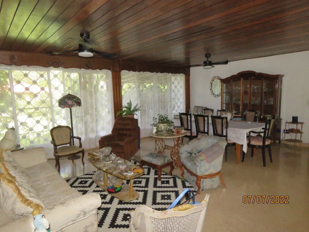 Gran casa familiar junto al centro comercial terronal en zona comercial