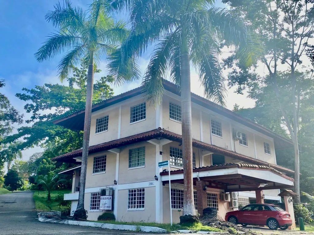Venta de casas dúplex en albrook con apartamento completo para invitad...