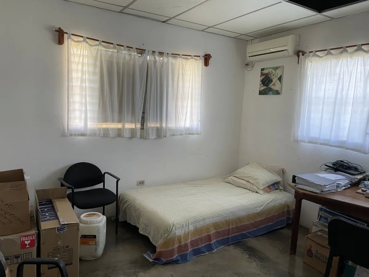 Casa u oficina en el centro de las lajas - cerca de la playa