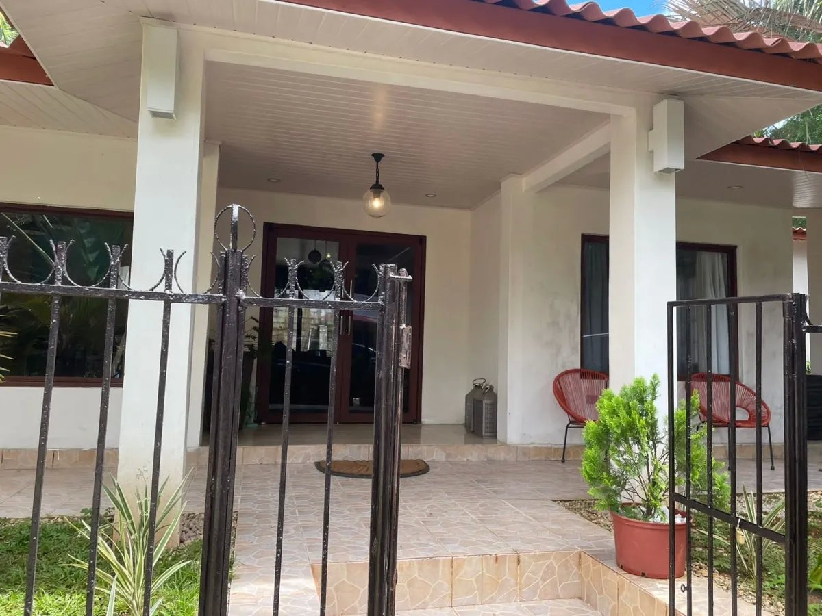 Lote comercial con casa en santa catalina pueblo centee