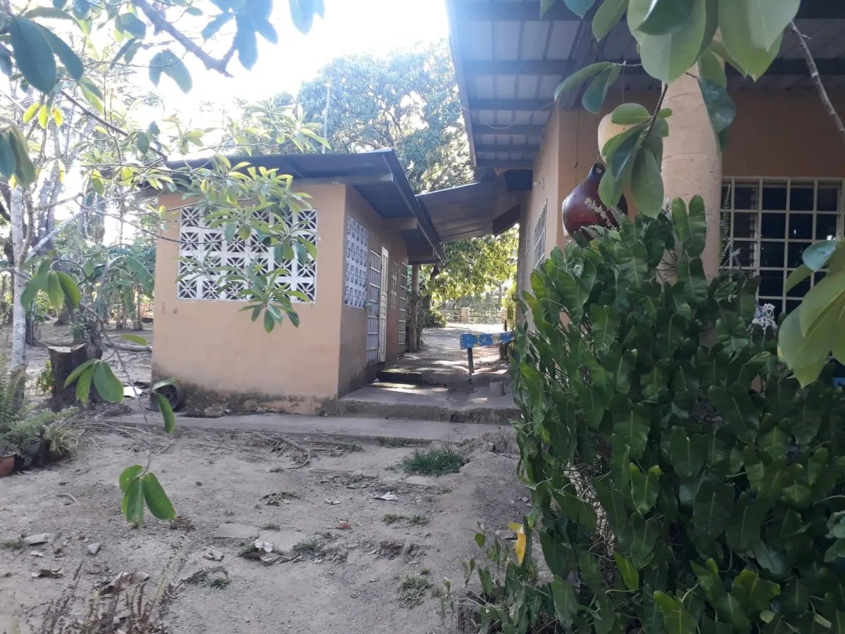 Casa en venta en el centro del municipio de guarumal, veraguas. cerca del destino turistico santa catalina.   casa ubicada frente al centro de salud d