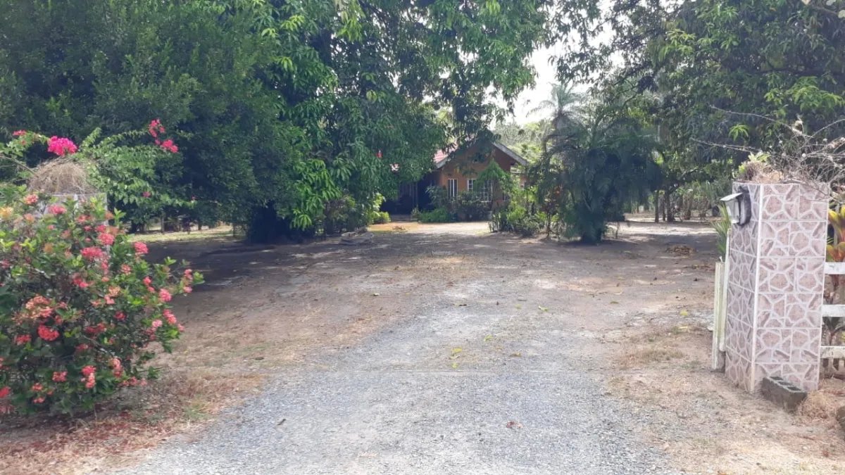 Casa en venta en el centro del municipio de guarumal, veraguas. cerca del destino turistico santa catalina.   casa ubicada frente al centro de salud d