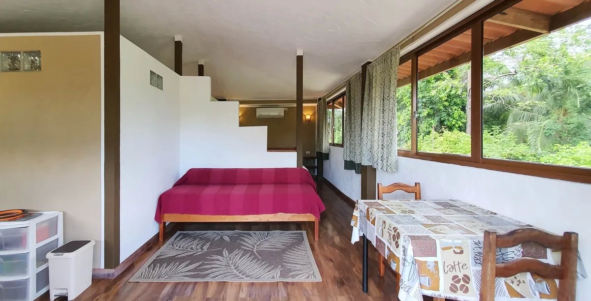 Atractiva casa en la laguna con 3 apartamentos
