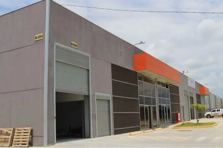 Venta de bodega en la 24 de diciembre, vía principal