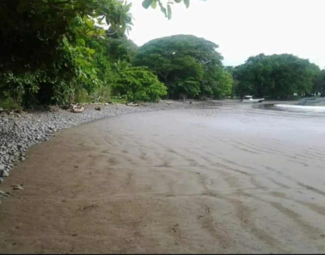 Casa de playa en zancos aislada en una hectárea de terreno
