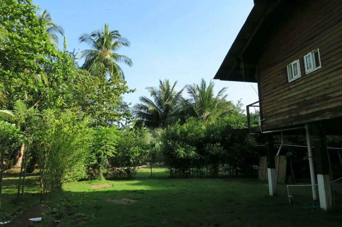 Casa de playa en zancos aislada en una hectárea de terreno