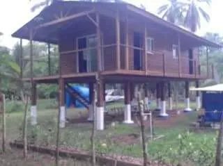 Casa de playa en zancos aislada en una hectárea de terreno