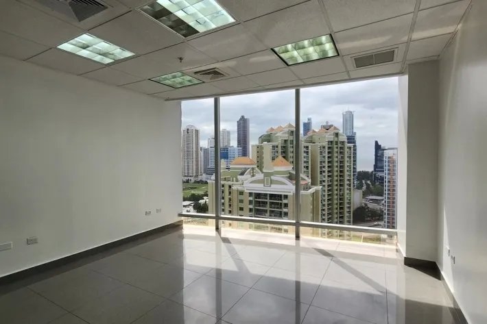 Alquiler de oficina vacía en ph torre aseguradora ancón, costa del este