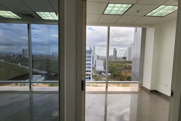 Alquiler de oficina vacía en ph torre aseguradora ancón, costa del este