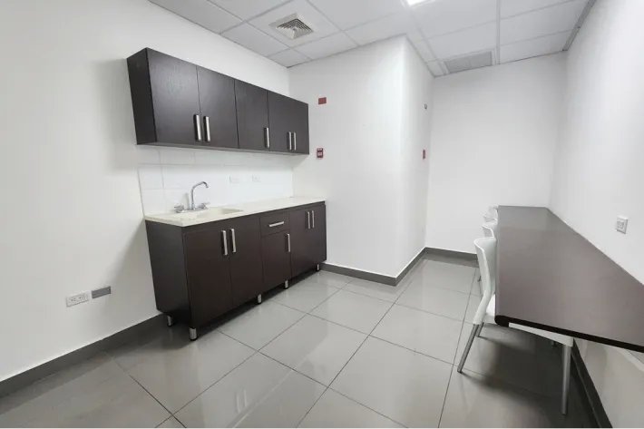 Alquiler de oficina vacía en ph torre aseguradora ancón, costa del este