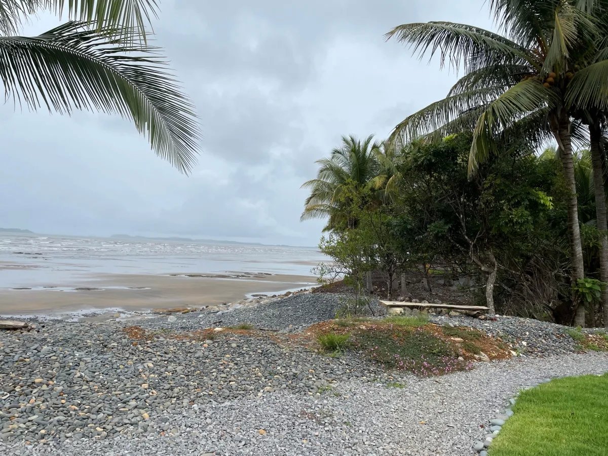 Su casa de playa de lujo en un terreno generoso