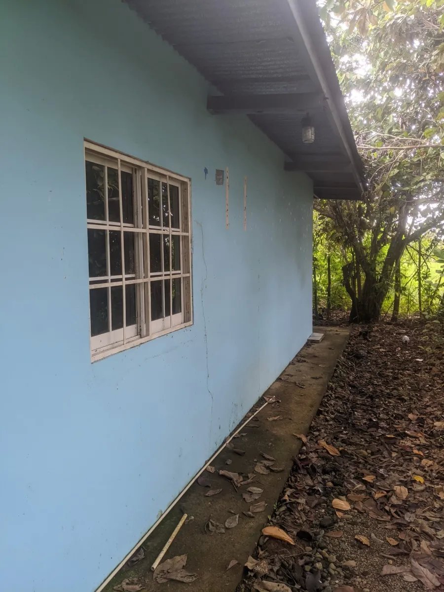 Gran terreno en el pueblo de playa las lajas