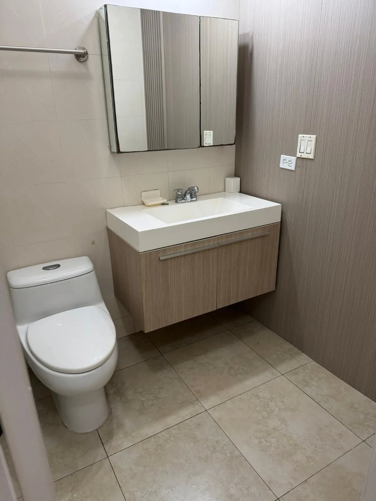 Se alquila apartamento amoblado moderno, en la av. balboa