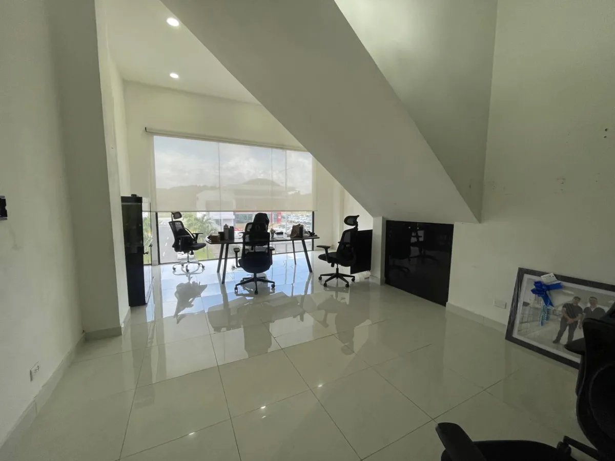 Se vende local de 1264 m2 en albrook mall