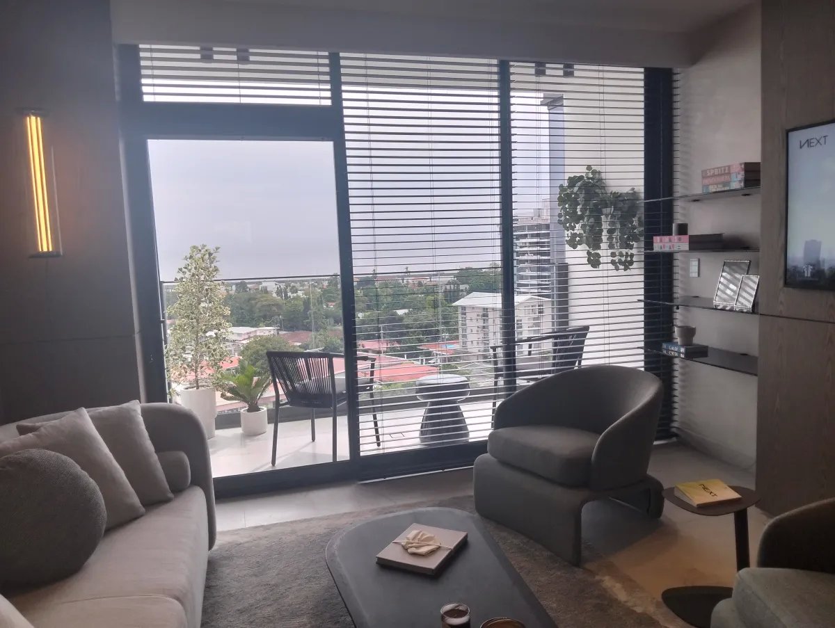 Nuevo y exclusivo apartamento cerca de costa del este/new & exclusive ...