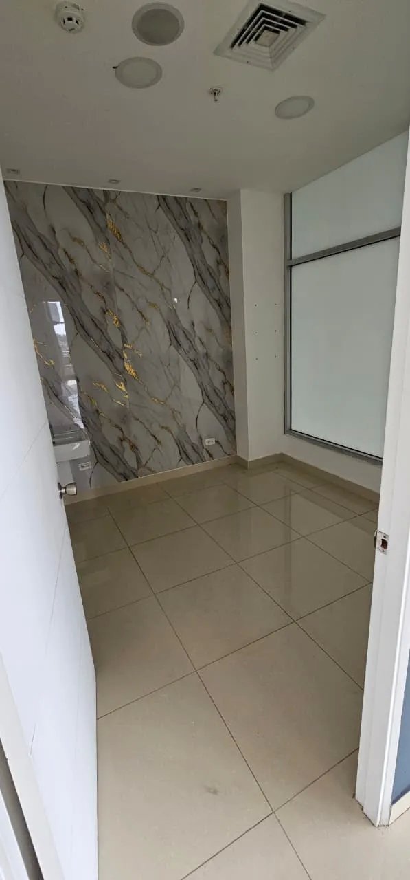 Alquiler de local en plaza signature, brisas del golf