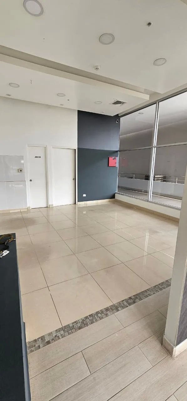 Alquiler de local en plaza signature, brisas del golf