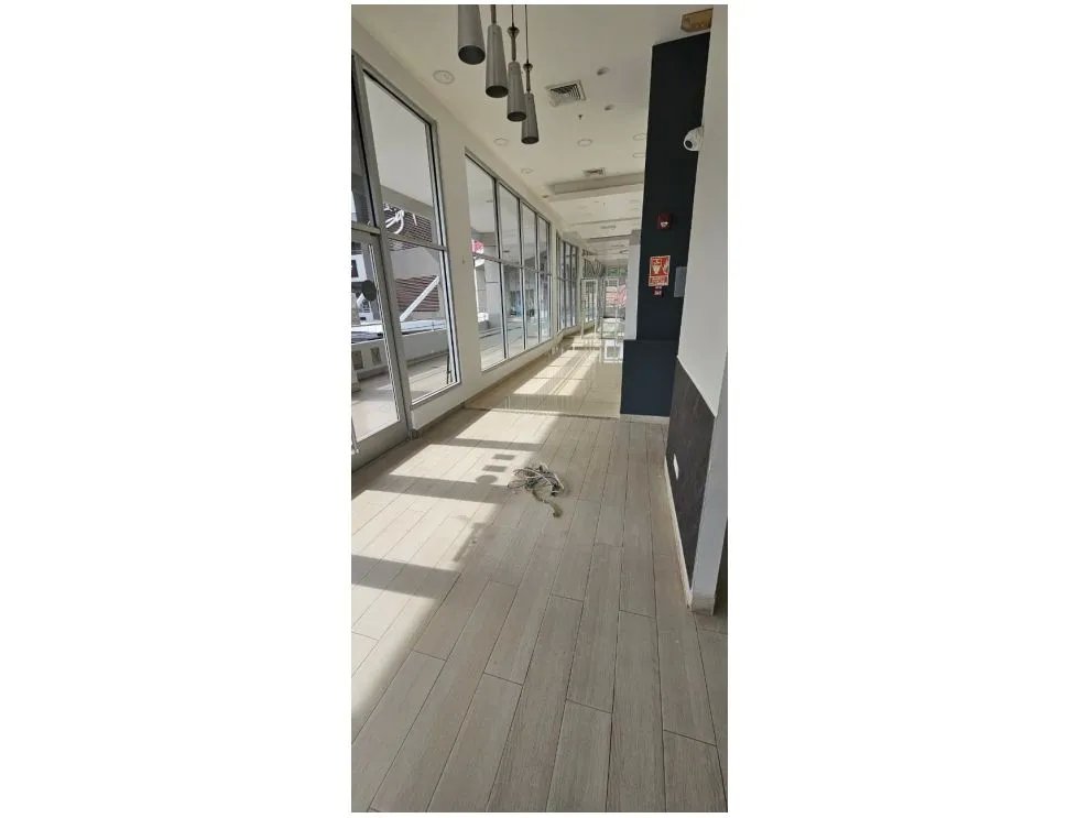 Alquiler de local en plaza signature, brisas del golf