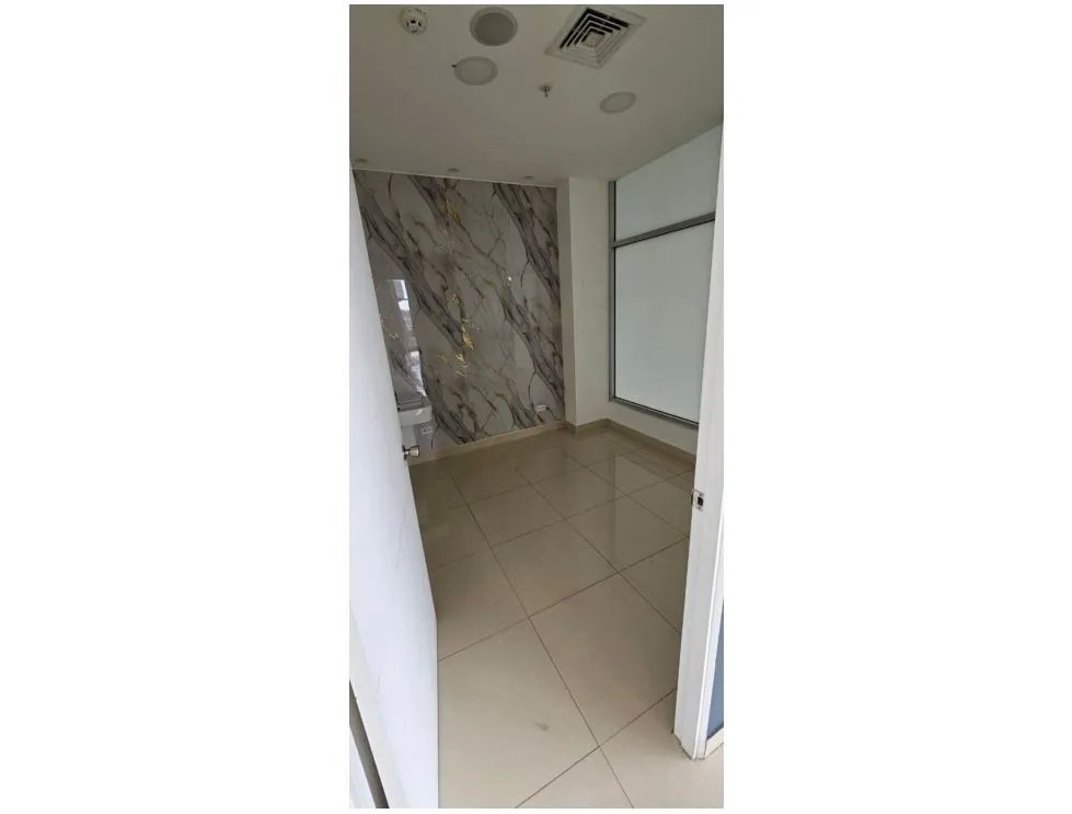 Alquiler de local en plaza signature, brisas del golf