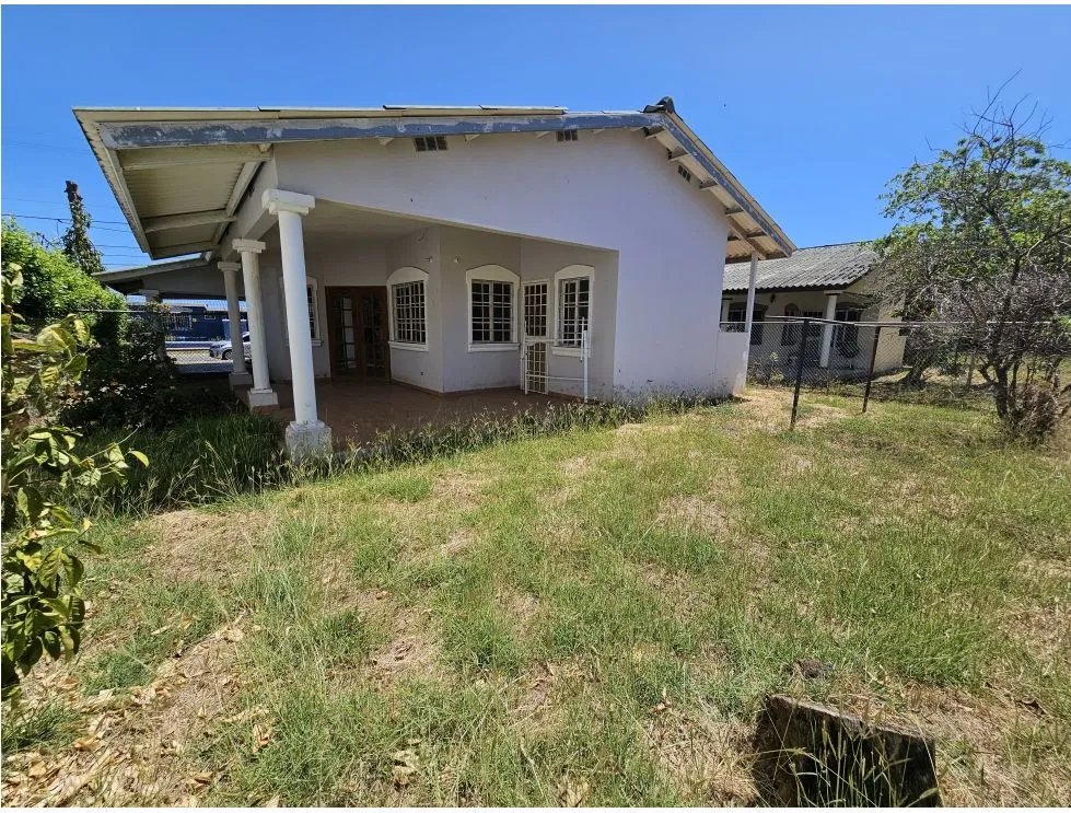 Venta/alquiler de casa en brisas de guayacanes, chitré