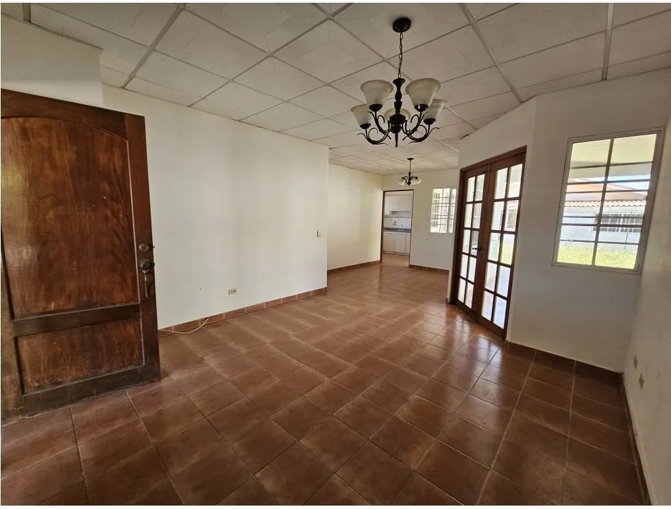 Venta/alquiler de casa en brisas de guayacanes, chitré