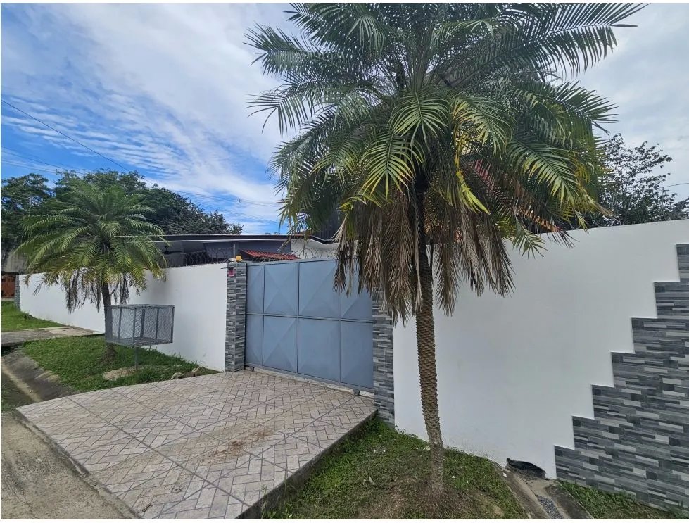 Venta de casa con muro perimetral en residencial el mesón, chitré