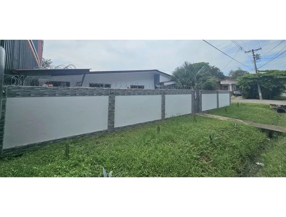 Venta de casa con muro perimetral en residencial el mesón, chitré