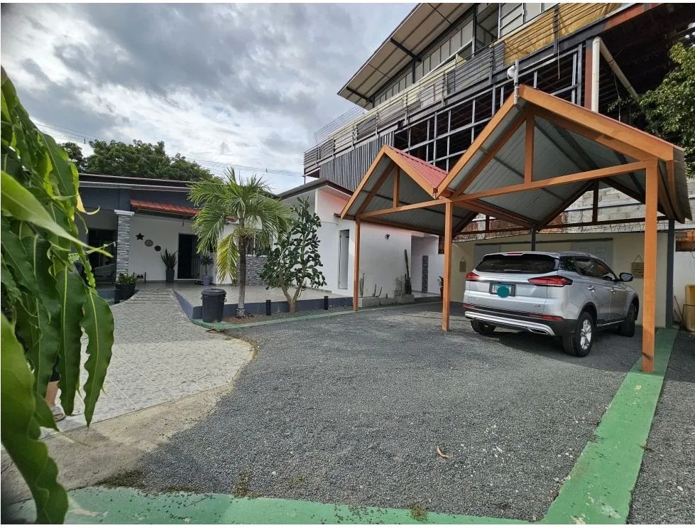 Venta de casa con muro perimetral en residencial el mesón, chitré