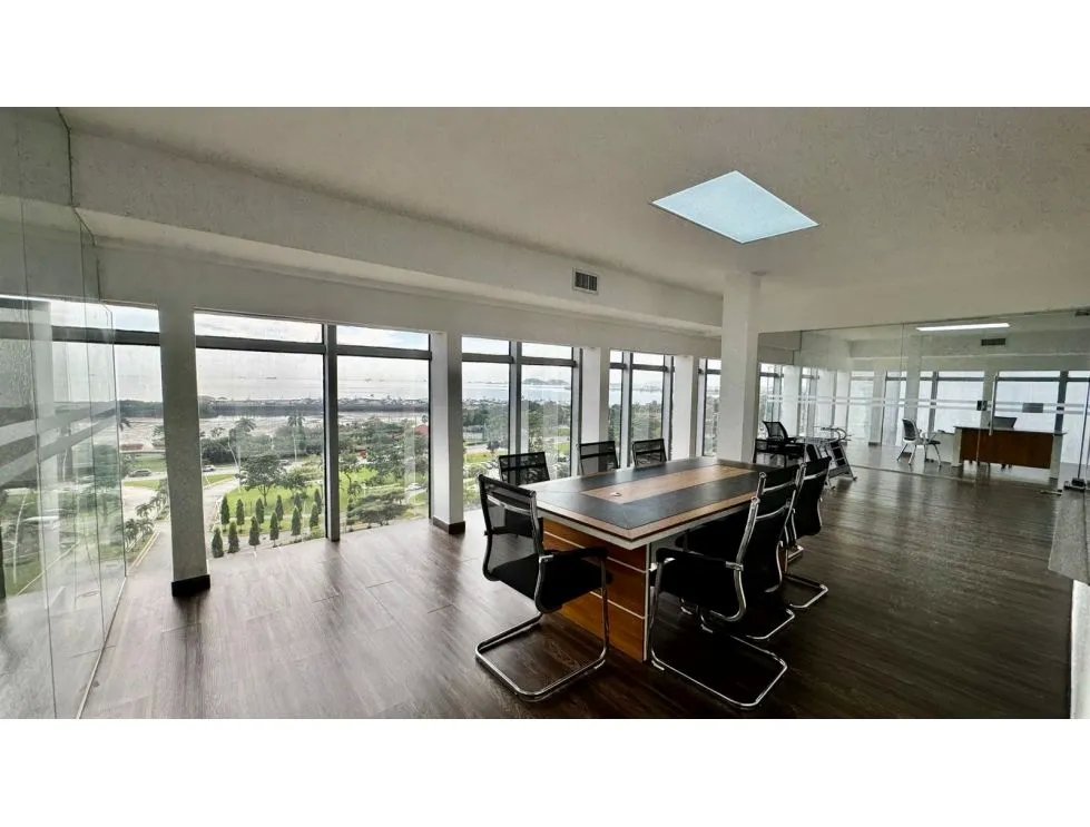 Venta de oficina con vista al mar en torre bac, avenida balboa.