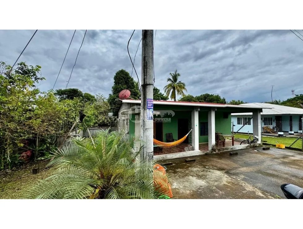 Venta de casa en el centro de pedasí.