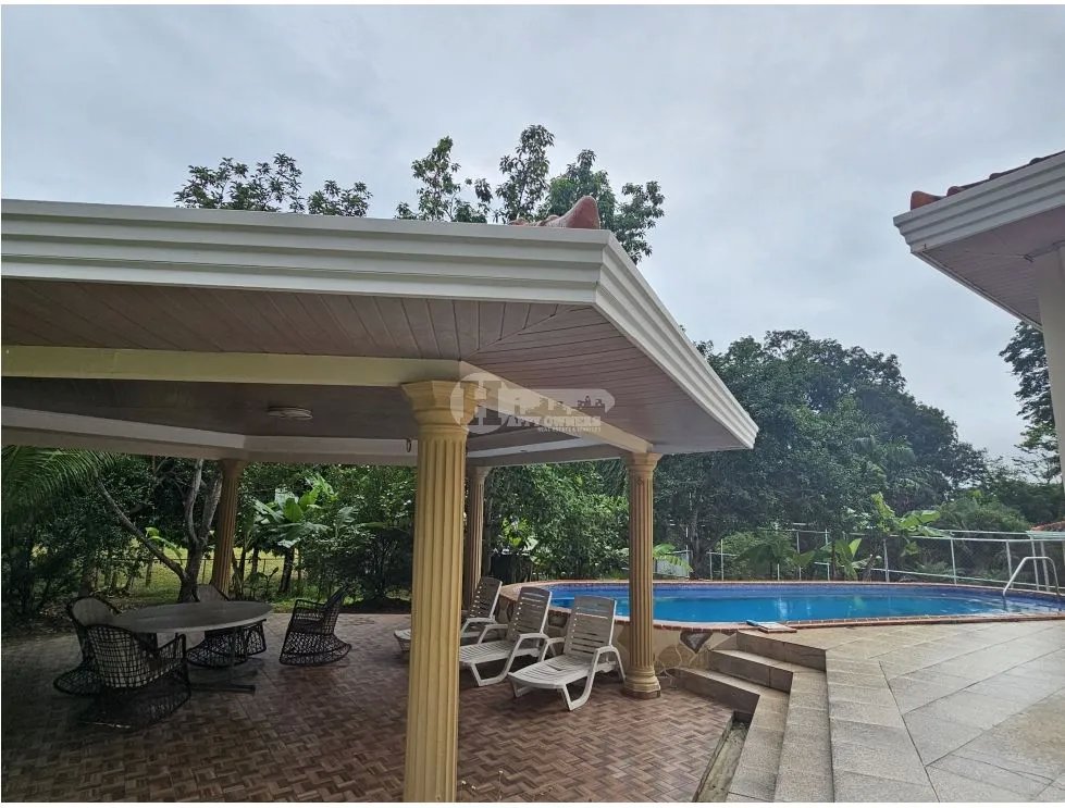 Venta de casa con piscina en calle jesús nazareno, chitré