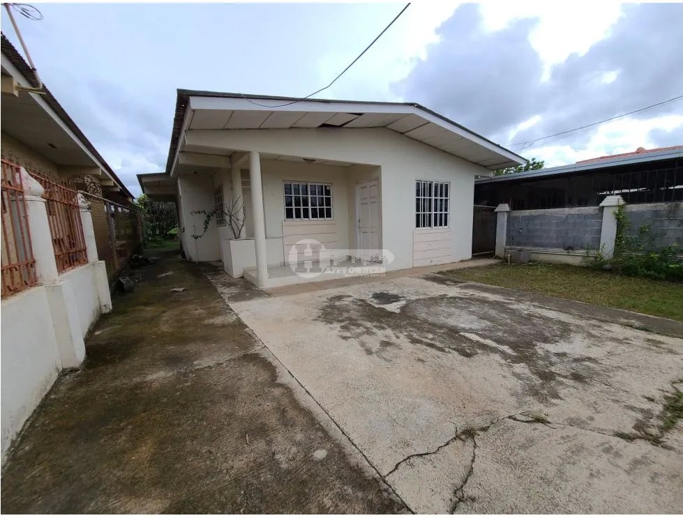 Casa a 3 minutos del hospital nelson collado, chitré herrera