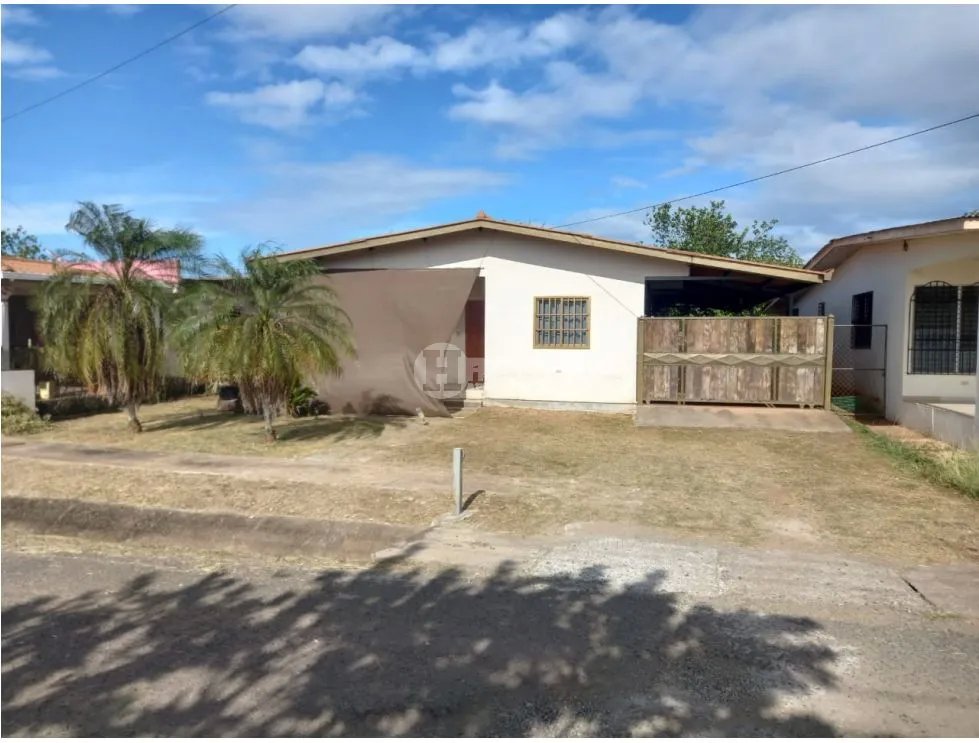 Se vende casa a pasos del super 99 de chitré herrera